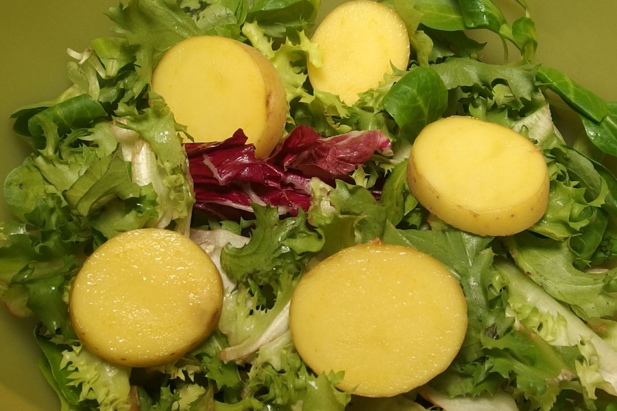 Ein paar Kartoffelscheiben und etwas Zitronensaft lassen welken Salat wieder frischer werden.