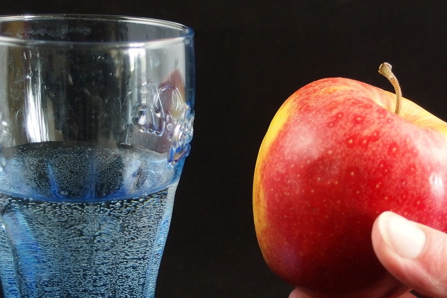 Bei leichtem Sodbrennen hilft es zwei Stücke geschälten Apfel zu essen und ein Glas Wasser zu trinken.