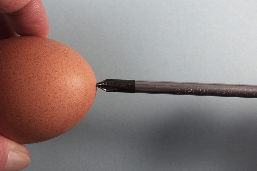 Eier ausblasen: Um ein kleines aber gleichmäßig rundes Loch in das Ei zu machen benutzt man am besten einen Kreuz-Schlitz-Schraubenzieher. 
