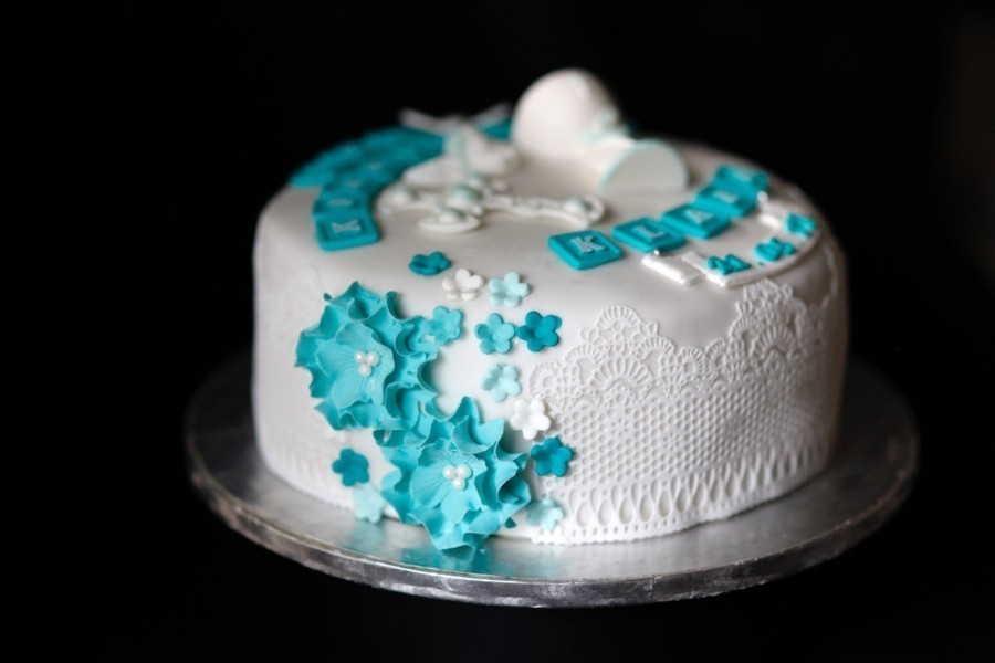 Mit auf der Kuchenplatte fixierter Pappe lässt sich Kuchen oder Torte besser transportieren.