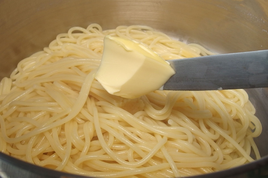 Was tatsächlich hilft, damit man auch die zweite Portion Nudeln in den Teller bekommt, ist Folgendes:  Nach dem Abseihen der Nudeln sofort ein kleines Stückchen Butter oder ein wenig Olivenöl untermischen.