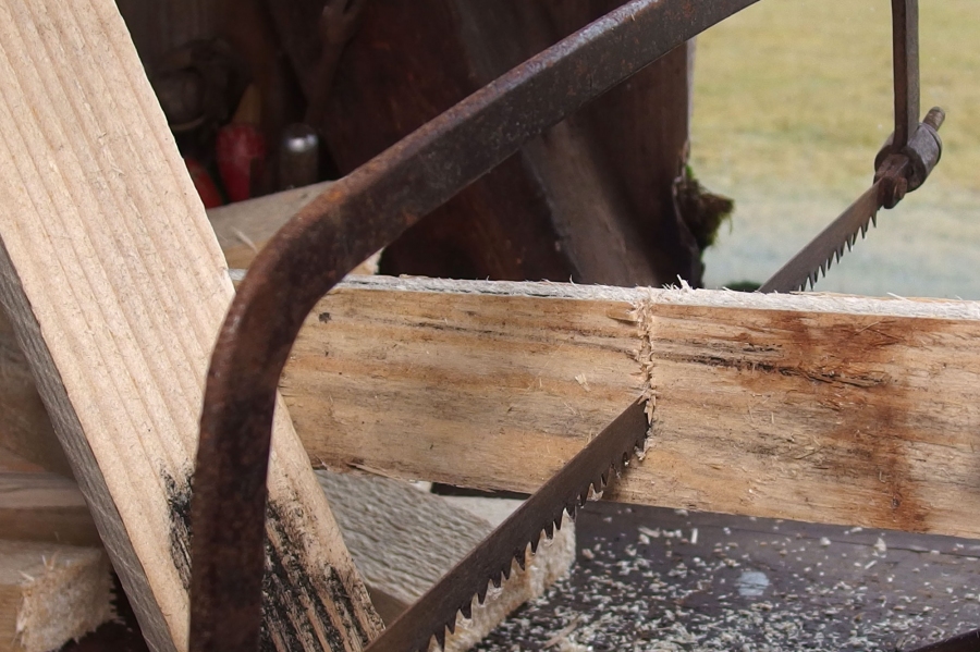 Das Sperrholz splittert beim Sägen. Um das zu verhindern, klebt man einen Klebestreifen auf und sägt das Holz dann darauf.