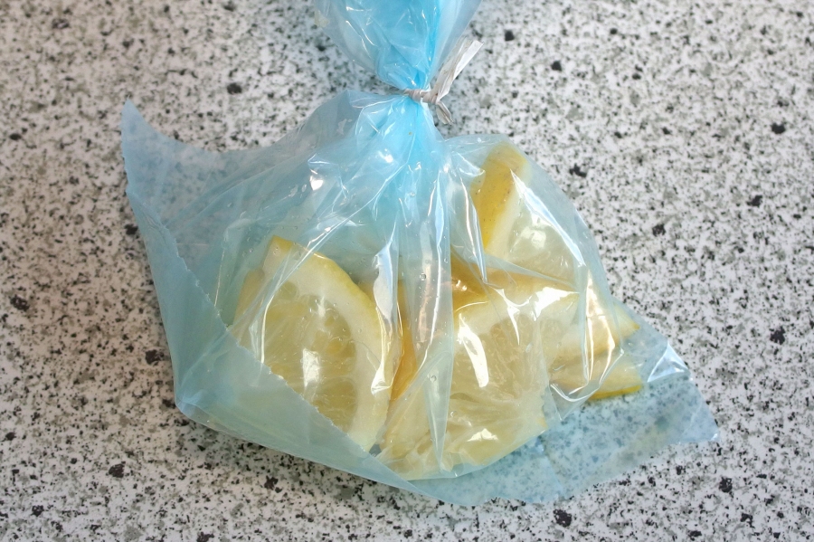 In Stücke geschnitten können die Zitronen im Gefrierschrank nicht schlecht werden. 