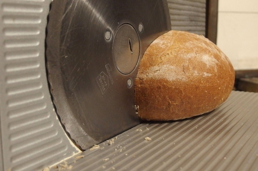 So reinigt sich die Brotschneidemaschine von selbst und es reicht die Maschine danach feucht abzuwischen.