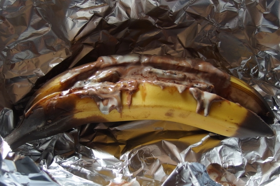 Für eine leckere Sckokobanane aus dem Ofen benötigt man lediglich eine reife Banane, etwas Schokolade und Alufolie.