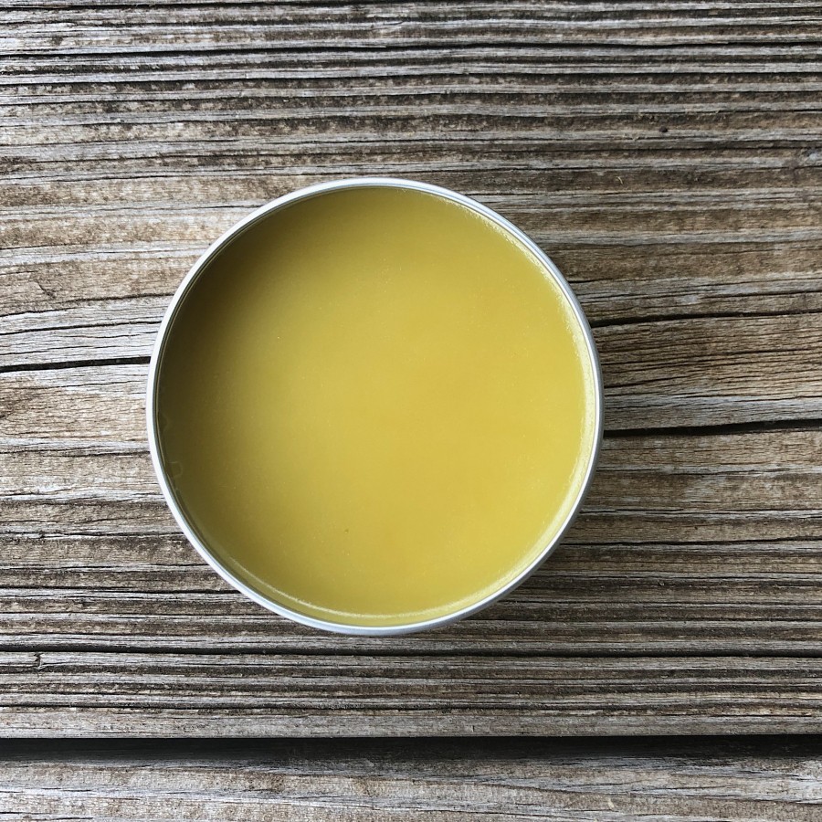Selbst gemachtes Erkältungsbalsam mit Olivenöl, Bienenwachs und Japanischem Heilpflanzenöl.