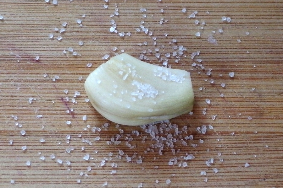 Mit Salz kann man den Knoblauchgeschmack noch intensivieren. Schmeckt hervorragend auf frischem Brot!