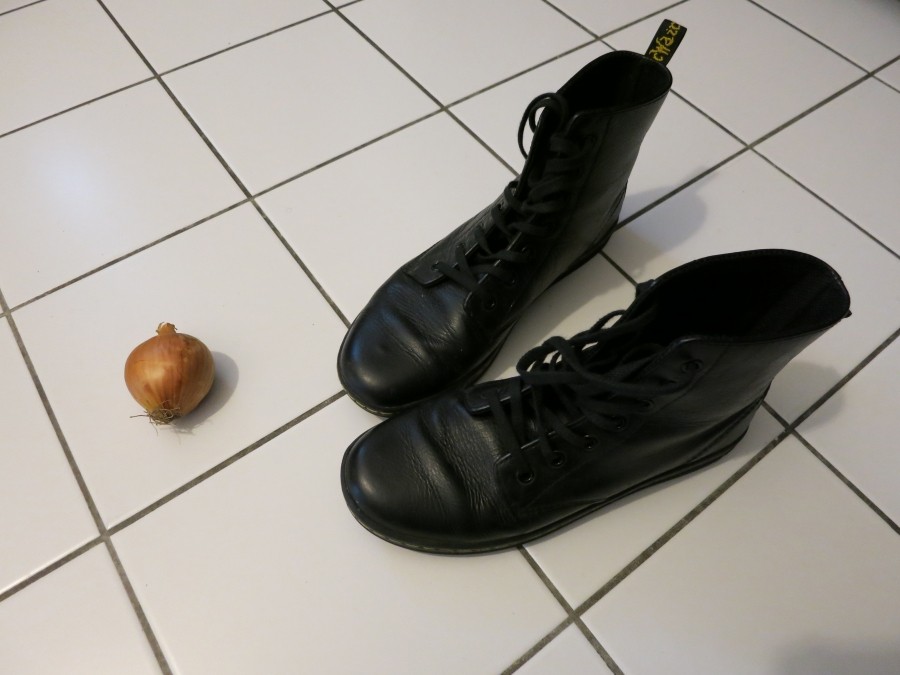 Durch Abreiben mit einer Zwiebel verschwinden Wasserränder an Schuhen: Keine Angst, die Zwiebel macht keine anderen Flecken!