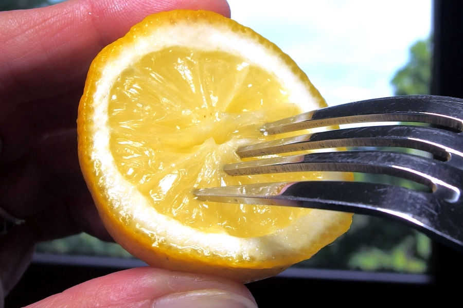 Zitronen für Schnitzel oder Fisch im Restaurant, lassen sich besser auspressen, wenn man sie vorher mit der Gabel ein paar mal ansticht. 