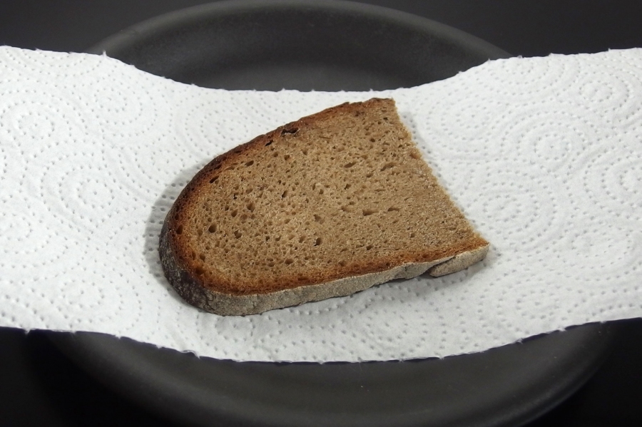 Um Brote zu schmieren oder Kuchen zu essen, legt man dieses statt auf einen Teller auf ein Blatt Küchenpapier. Mit diesem kann man auch gleich das Messer abwischen und spart so ein extra Buttermesser, Löffel für die Marmelade, den Honig etc.
