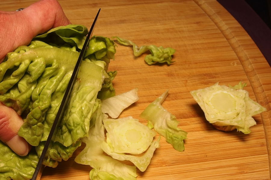 Vor allem kleine Salate wie z. B. Chicoree oder Salatherzen leichter und schneller schneiden.