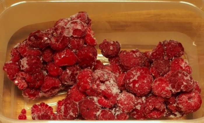 Ein uralter Tipp: Eis aus gefrorenen Früchten und gezuckerter Kondensmilch im Mixer herstellen.