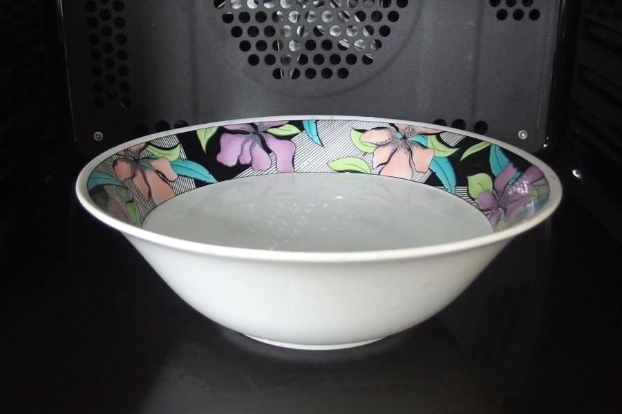 In den noch heißen Ofen kommt eine Keramikschüssel mit Wasser. Nach einer Stunde lässt sich der Dreck mit einem feuchten Lappen auswischen.