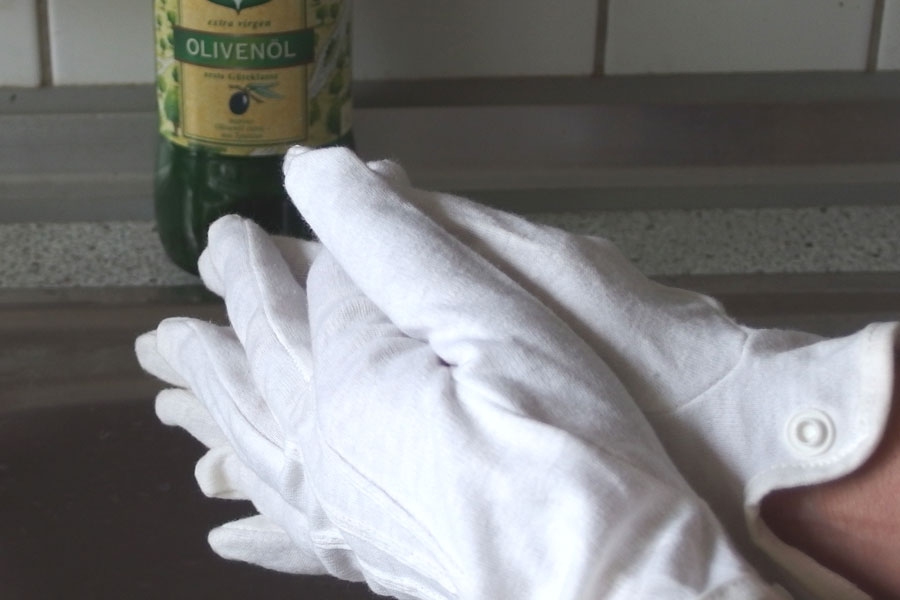 Öl-Handschuhe über Nacht für samtweiche Hände.