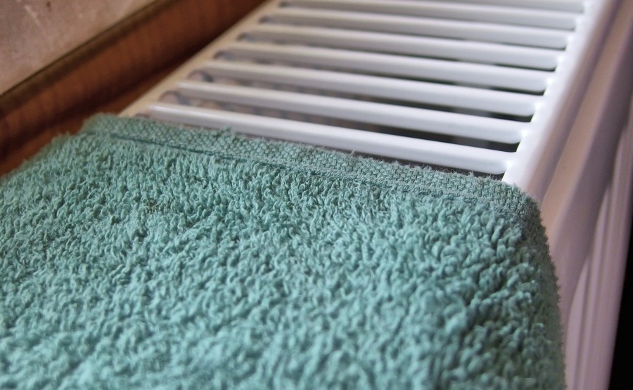 Gegen Zigarettengestank in der Wohnung: Ein in Waschpulver getränktes Handtuch über die Heizung(en) legen.