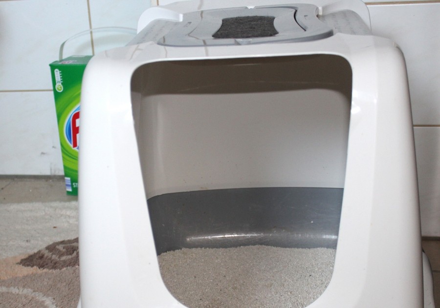 Mein Rat, das Waschpulver immer über dem Waschbecken umfüllen und vor die Maschine für den Fall der Fälle ein Tuch legen.