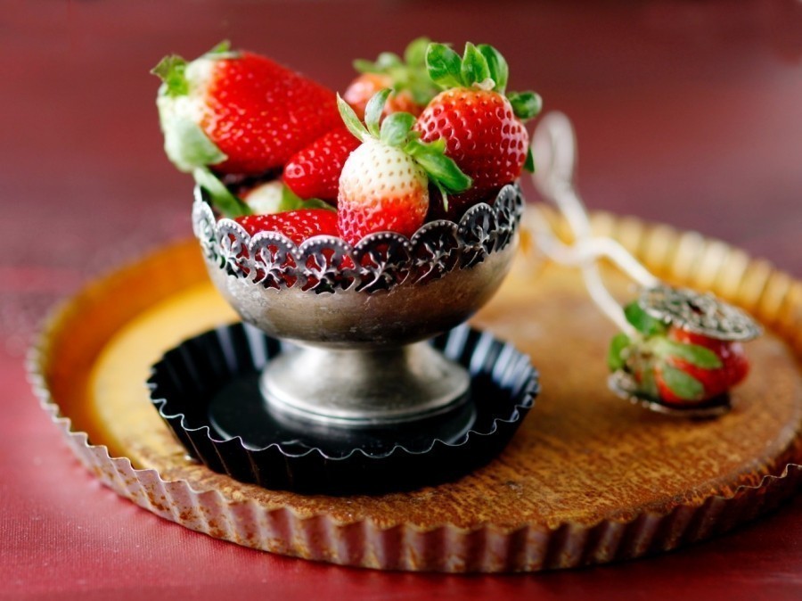 Leckere Erdbeerbowle mit gefrorenen und frischen Erdbeeren - besonders gut geeignet für Feste aller Art.