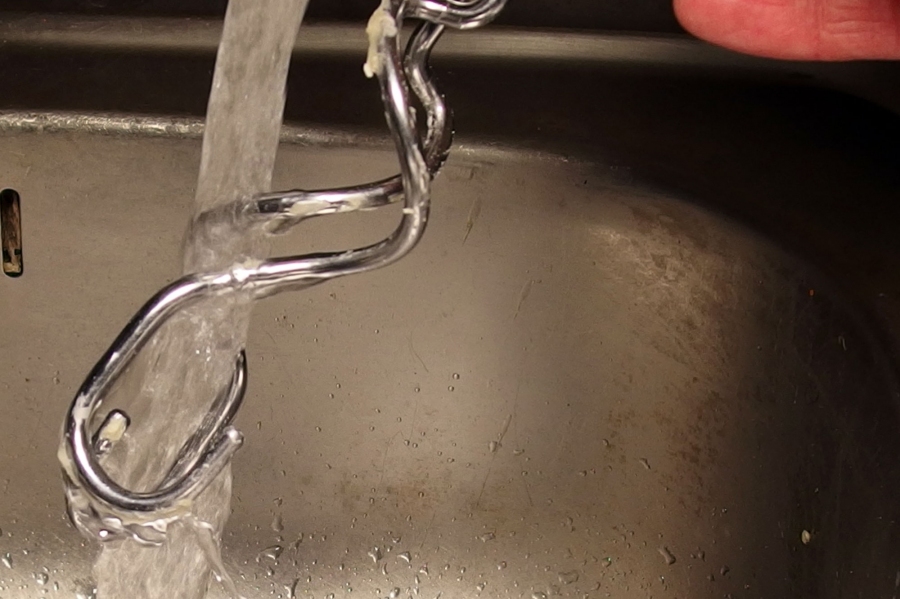 Teigreste an Küchenutensilien und Händen lassen sich besser und schneller mit kaltem Wasser abwaschen.