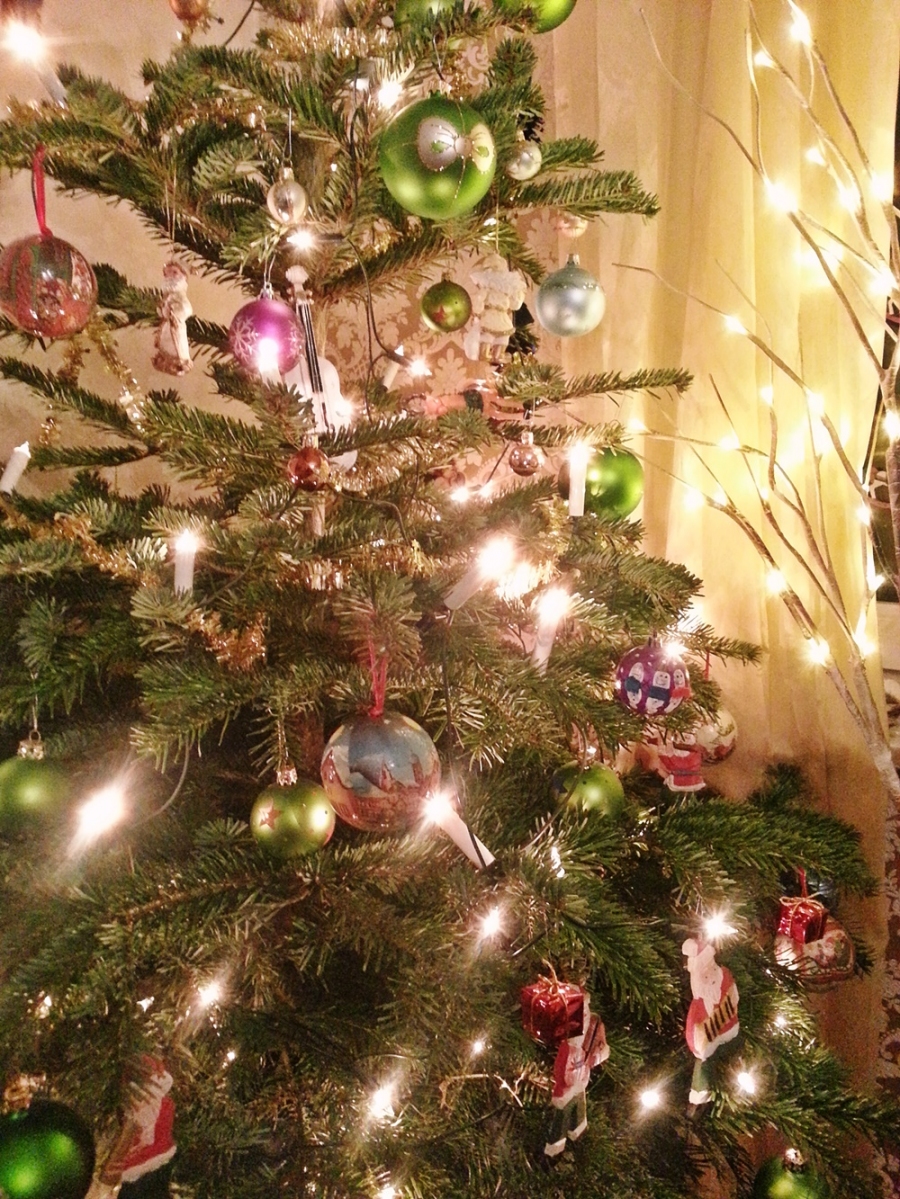 Wenn man ein paar einfache Dinge beachtet, hat man lange Freude an einem frischen Weihnachtsbaum, der nicht viel nadelt.