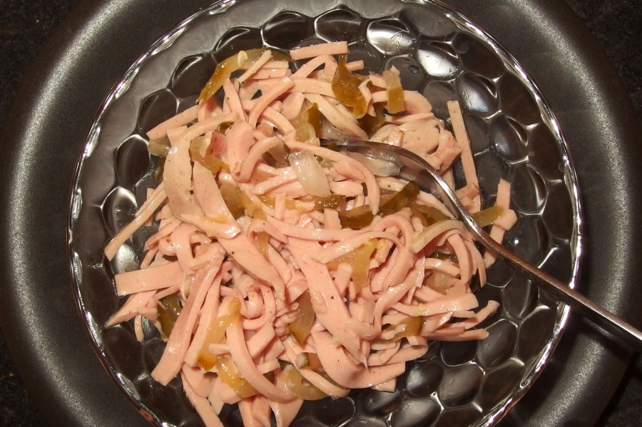 Zum Annmachen eines Wurstsalats eignet sich auch hervorragend die Gurkenbrühe aus dem Gurkenglas.