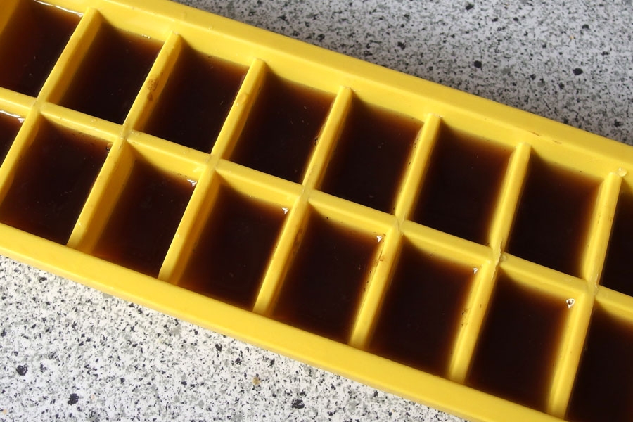 Das Obstwasser von Konservendosen in Eiswürfelbehälter einfrieren und vielfältig weiterverwenden.