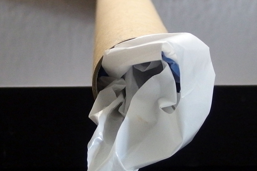 In einer Papprolle mit Deckel für Plakate Plastiktüten ordentlich aufbewahren.