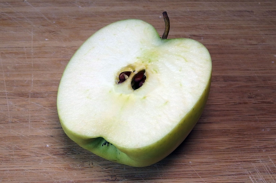 Ein durchgeschnittener Apfel hilft gegen schlechte riechendes Auto.