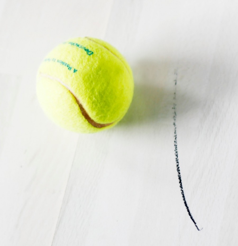 Wer trägt gerne hohe Schuhe? Schwarze Absatzspuren auf Linoleum oder Parkettboden kann man leicht mit einem Tennisball "wegradieren". Wenn man sich nicht bücken möchte, kann man den Tennisball auf einen Stock spießen, womit es noch leichter geht.