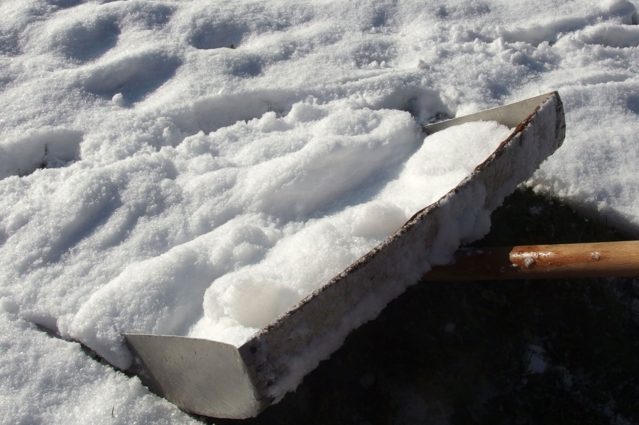 Schneeschippen geht leichter, wenn man die Schneeschippe vorher mit Autowachs einreibt.