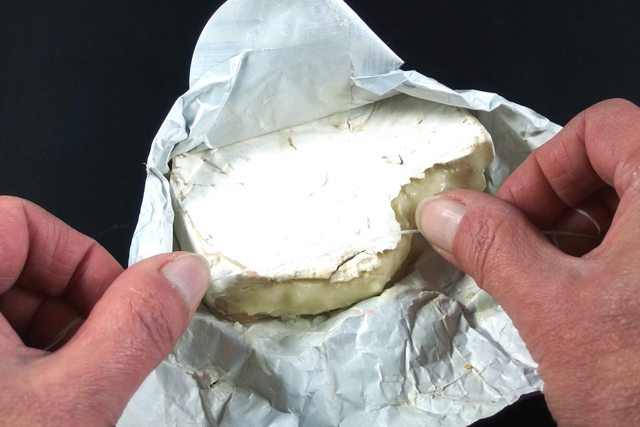 Zahnseide vielseitig verwendbar: Z. B. schneidet sie Käse oder hilft dabei Kekse vom Backblech zu holen.