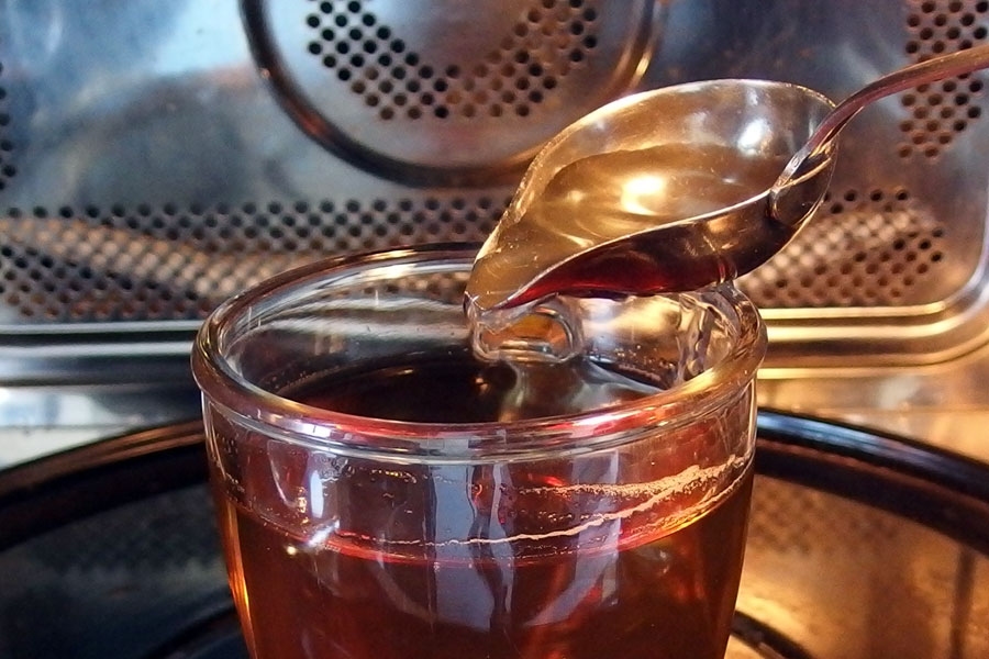 Tee in der Mikrowelle mit etwas frischem Wasser aufwärmen.