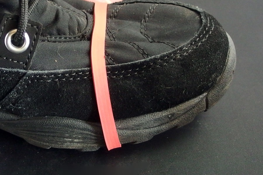 Rutschfeste Schuhe bei Glatteis mit Einmachgummi.