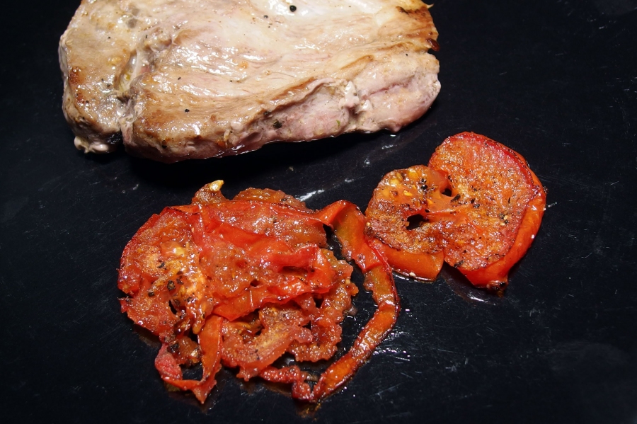 Gebratene Tomaten eignen sich hervorragend als Beilage zu einem gegrilltem Steak.