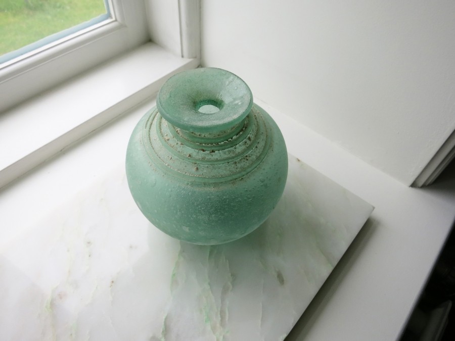 Mit einer Mischung aus Essigessenz und Salz, festsitzenden Schmutz an unzugänglichen Vasenböden lösen.