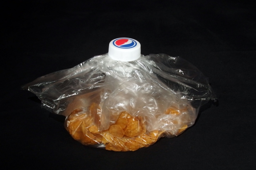 Aufbewahren von Lebensmitteln in Plastiktüten - verschließen mithilfe einer Plastikflasche.