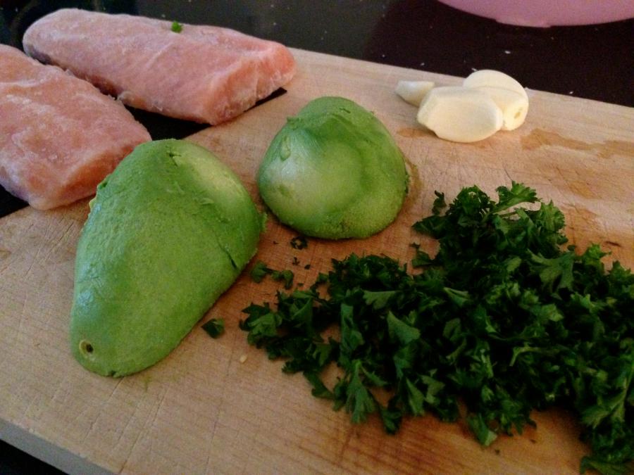 Nudelsalat mit gebratenem Lachs und Avocado in Zitronensauce 2