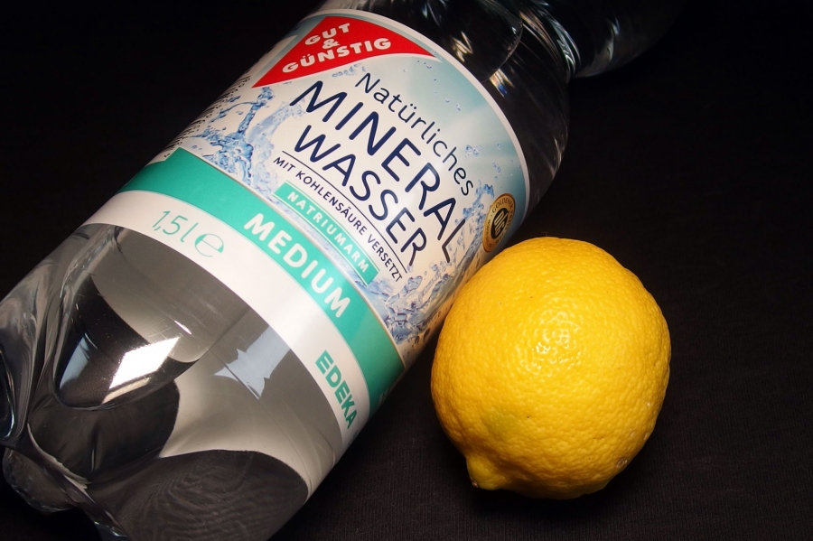 Morgendliche Kreislaufprobleme? Hier hilft ein Glas Mineralwasser mit dem Saft einer frisch gepressten Zitrone.