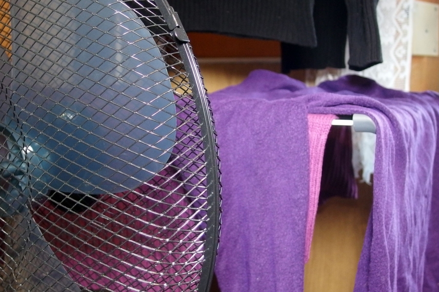 Wäsche im Winter schnell und energiesparend trocknen mithilfe eines Ventilators.
