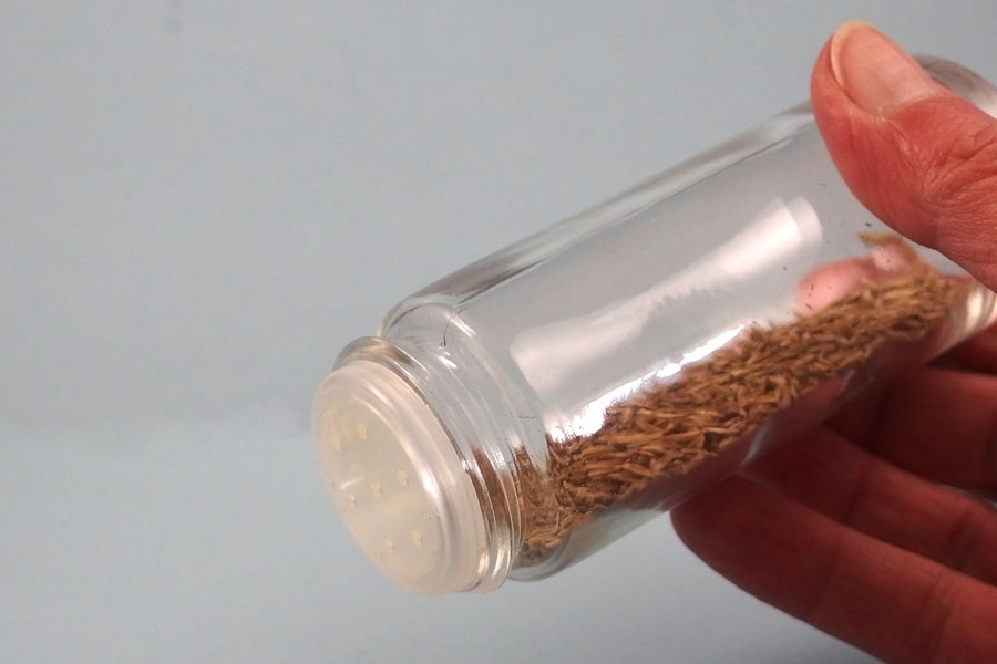 Zum Aussäen von Samen kann man leere Salz- oder Pfefferstreuer verwenden.