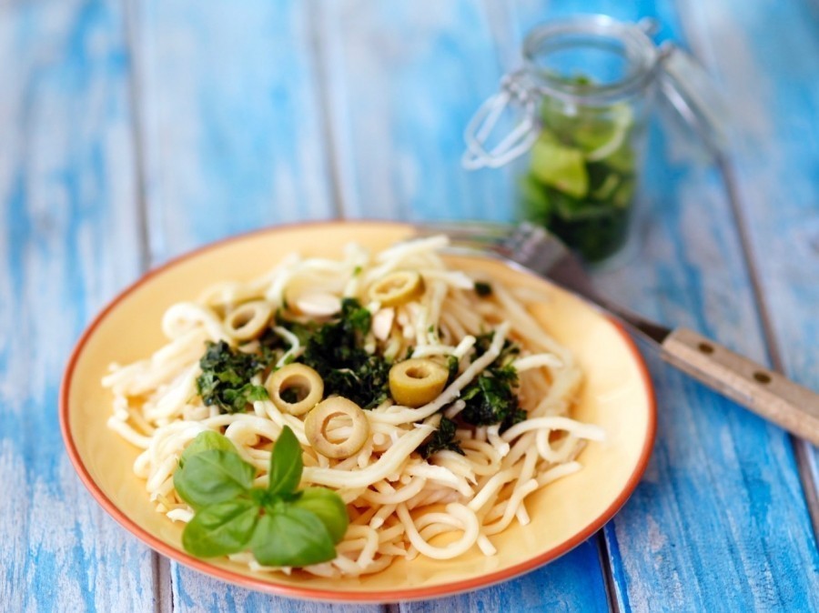 Ein preiswertes, schnelles & gesundes Essen: Spaghetti mit Pestosoße. Dazu passt ein frischer, gemischter Salat. 