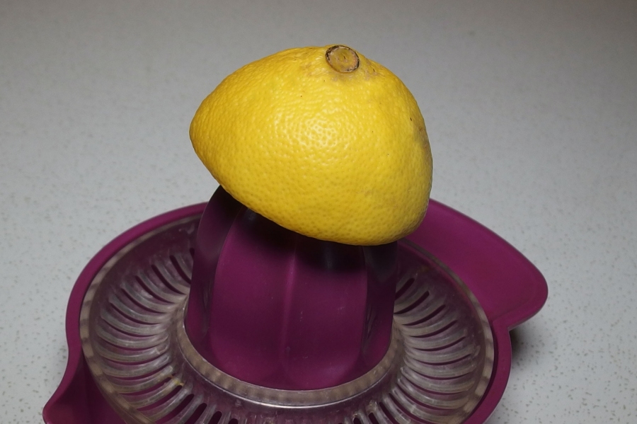 Diese Methode ist noch effektiver, als das vorherige Rollen der Zitrone.