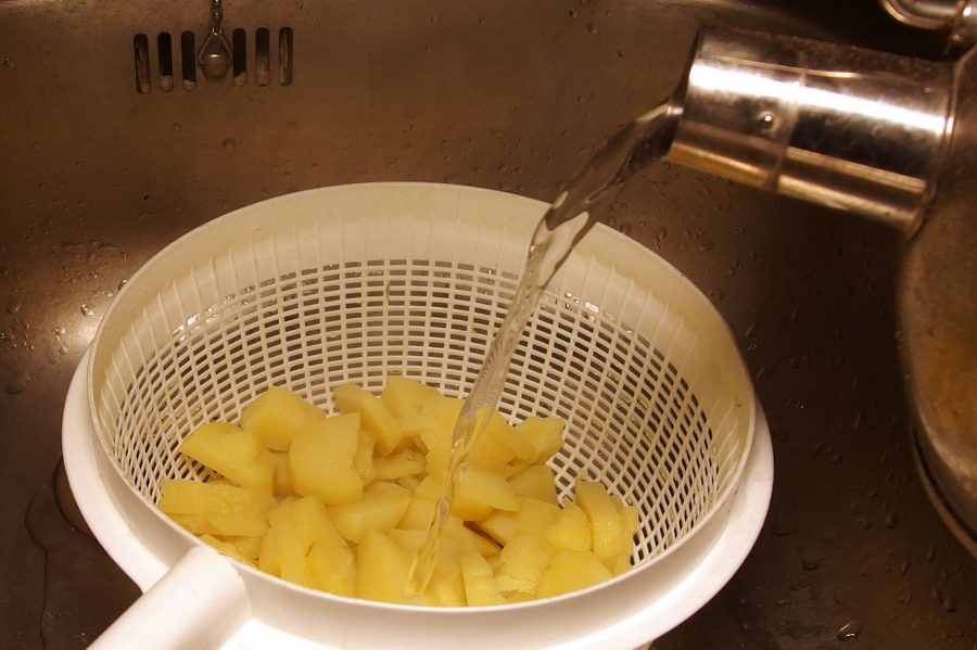 Keine verklebten Kartoffelscheiben bei der Zubereitung von Kartoffelsalat.