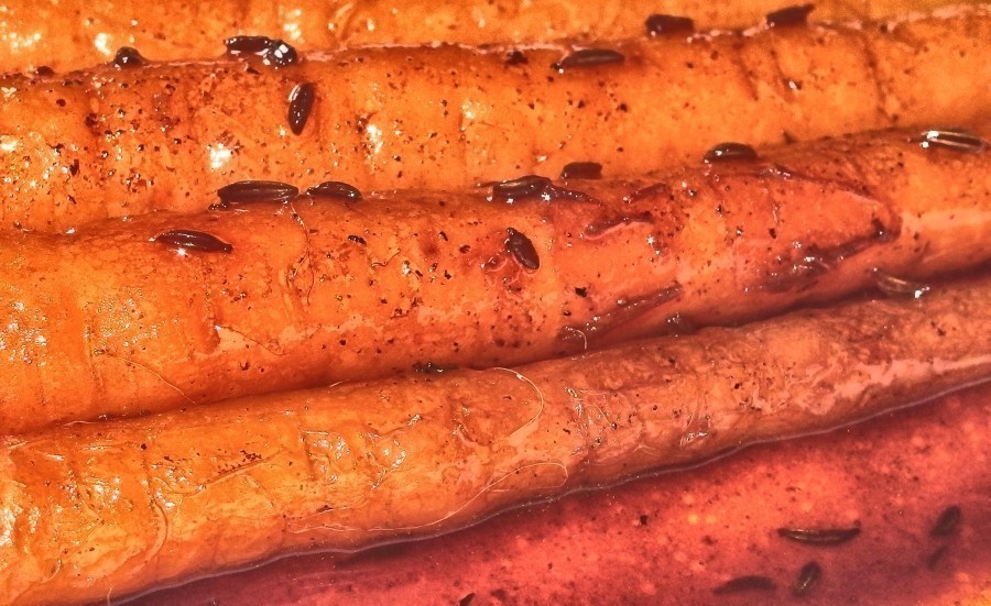 Köstliche karamellisierte Karotten, dazu Fischfilet oder eine gebratene Hühnerbrust, vielleicht auch ein Veggie-Burger, das schmeckt sehr lecker.