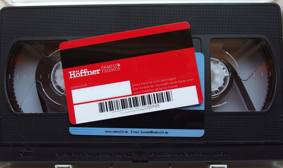 Alte VHS-Kasetten als sicheres Versteck für Schmuck oder Dokumente verwenden.