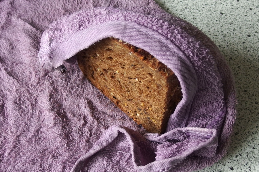Mithilfe eines nassen Handtuchs lässt sich älteres, hart gewordenes Brot wieder auffrischen.