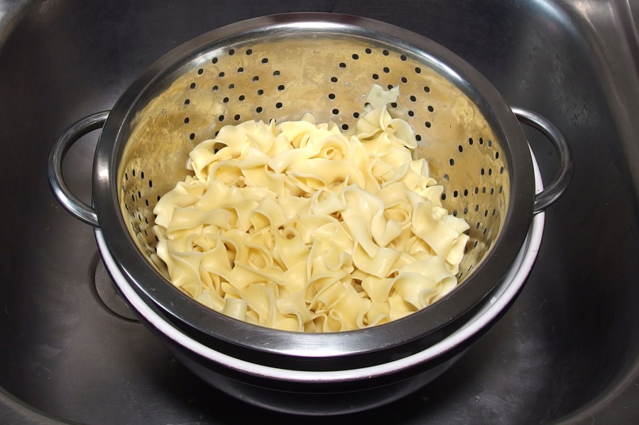 Die Servierschüssel für Pasta kann man ganz einfach und praktisch vorwärmen.