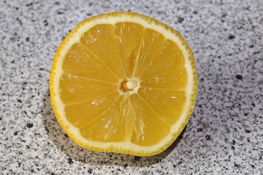 Erkältung ade: Zitronensaft direkt aus der Frucht in den Hals tropfen lassen.