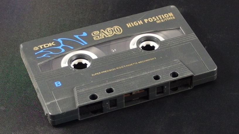 Alte Bänder von VHS-Cassetten oder Musikkasetten im Garten verwenden.