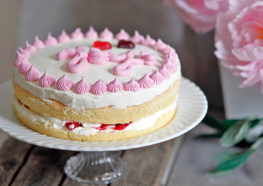 Sobald der Kuchen auf der Kuchenplatte ist, kann man nach Herzenslust und Geschmack den Kuchen mit Zitronenguss oder einer Creme anfangen zu verzieren.