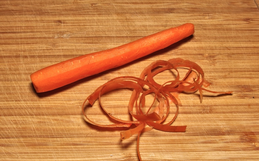 Gelbe Flecken an den Händen - nach dem Schälen von Karotten - kann man mit Speiseöl leicht entfernen.